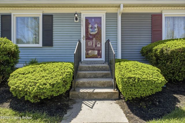 10767 Colonial Woods Ct, Louisville, KY 40223