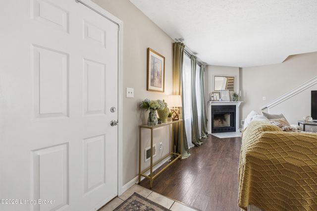 10767 Colonial Woods Ct, Louisville, KY 40223