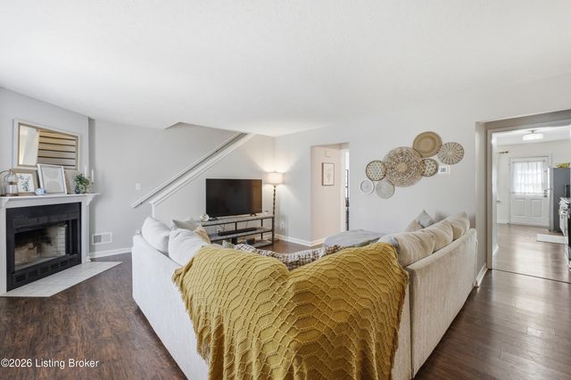 10767 Colonial Woods Ct, Louisville, KY 40223