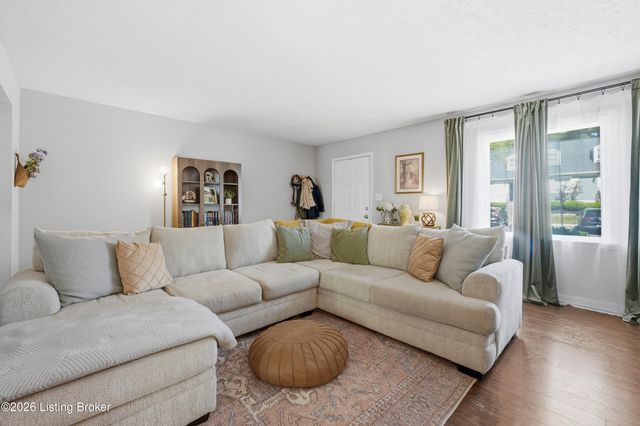 10767 Colonial Woods Ct, Louisville, KY 40223