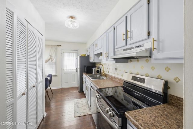 10767 Colonial Woods Ct, Louisville, KY 40223