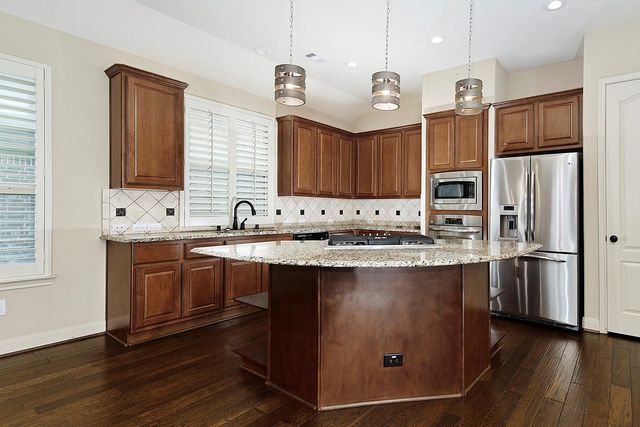 18 Chase Mills Place, Tomball, TX 77375