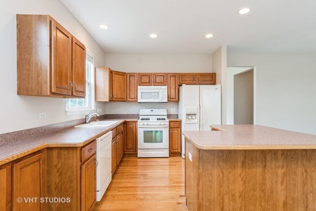 1520 Mansfield Drive, Aurora, IL 60502