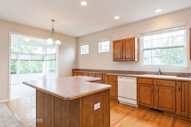 1520 Mansfield Drive, Aurora, IL 60502