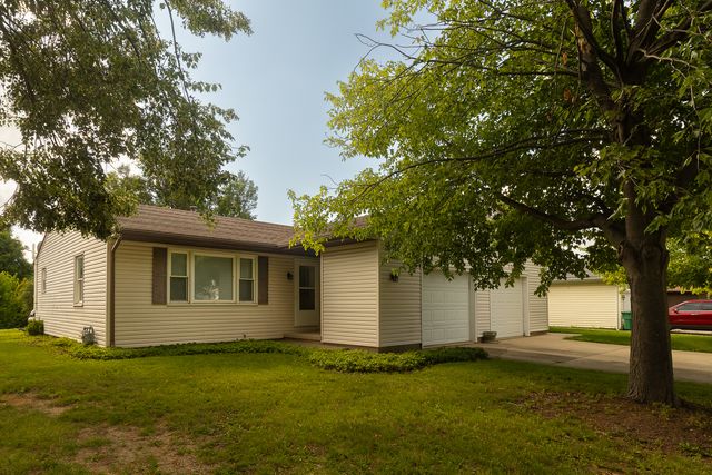1521 Pebblewood Drive 1521, Sycamore, IL 60178