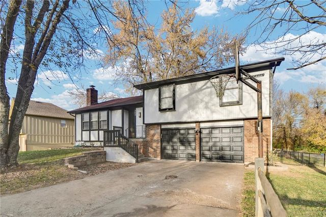 203 SE Winburn Trail, Lee's Summit, MO 64063