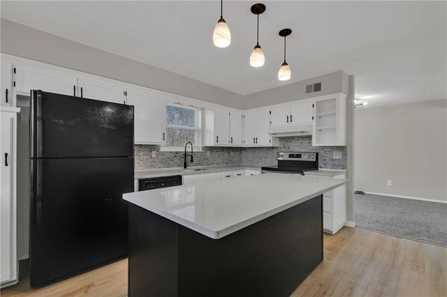 203 SE Winburn Trail, Lee's Summit, MO 64063