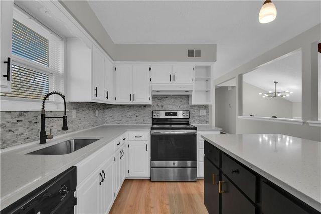 203 SE Winburn Trail, Lee's Summit, MO 64063