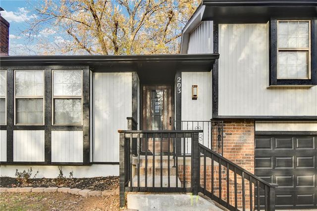 203 SE Winburn Trail, Lee's Summit, MO 64063