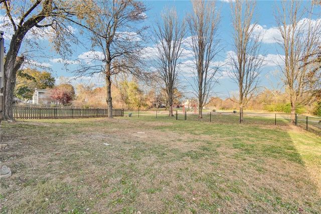 203 SE Winburn Trail, Lee's Summit, MO 64063