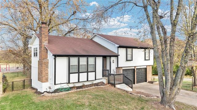 203 SE Winburn Trail, Lee's Summit, MO 64063
