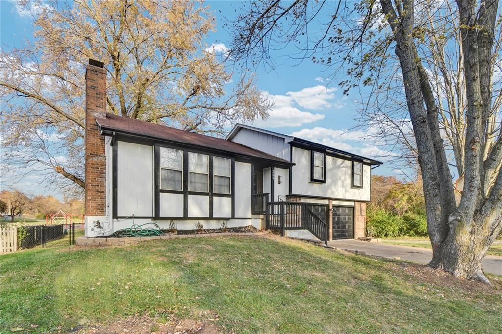 203 SE Winburn Trail, Lee's Summit, MO 64063