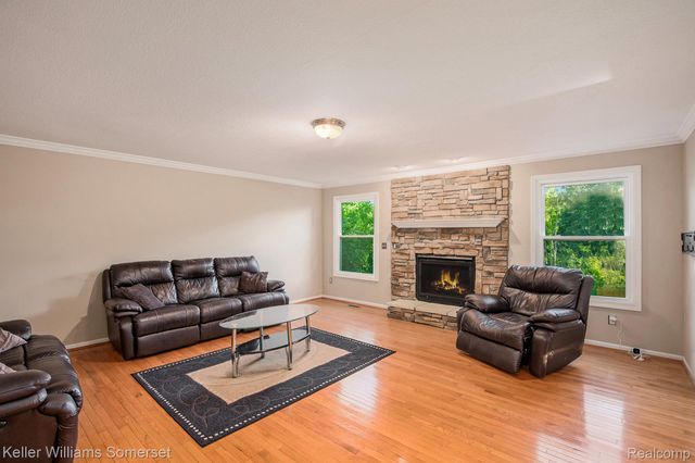 285 Indian Lake Road, Oxford Charter Township, MI 48371