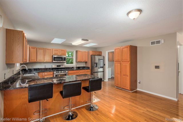 285 Indian Lake Road, Oxford Charter Township, MI 48371