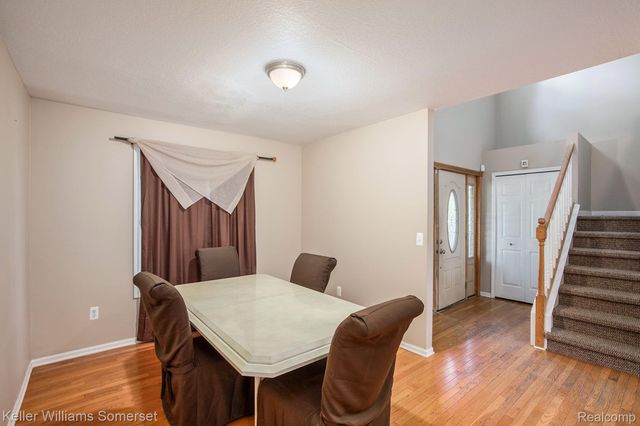 285 Indian Lake Road, Oxford Charter Township, MI 48371