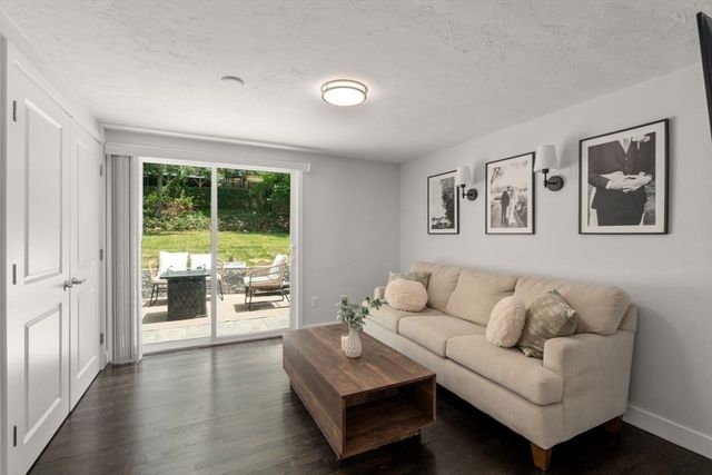 9 Beach Rd, Pembroke, MA 02359