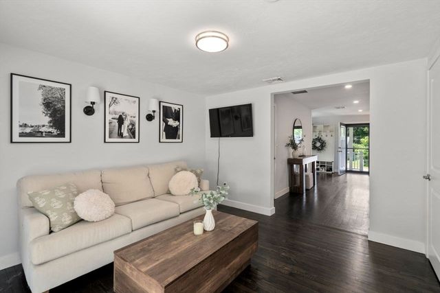 9 Beach Rd, Pembroke, MA 02359