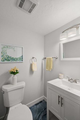 9 Beach Rd, Pembroke, MA 02359