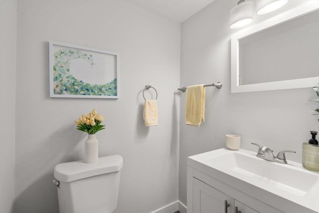 9 Beach Rd, Pembroke, MA 02359