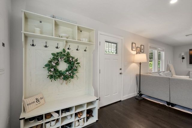 9 Beach Rd, Pembroke, MA 02359
