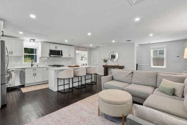 9 Beach Rd, Pembroke, MA 02359