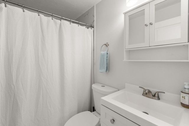 9 Beach Rd, Pembroke, MA 02359