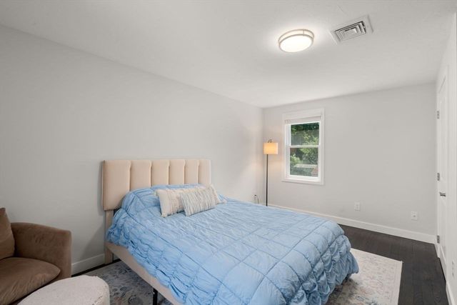 9 Beach Rd, Pembroke, MA 02359
