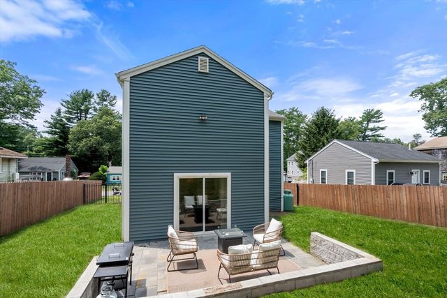 9 Beach Rd, Pembroke, MA 02359