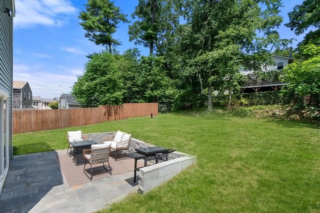 9 Beach Rd, Pembroke, MA 02359