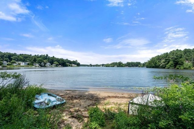9 Beach Rd, Pembroke, MA 02359