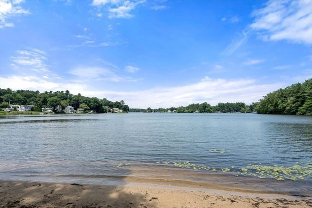 9 Beach Rd, Pembroke, MA 02359