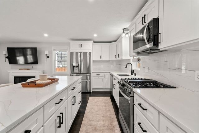 9 Beach Rd, Pembroke, MA 02359