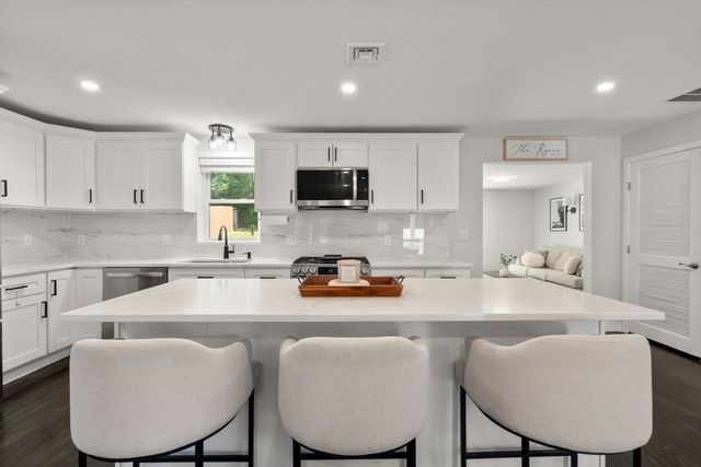9 Beach Rd, Pembroke, MA 02359