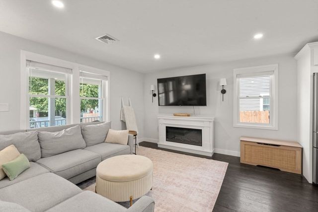 9 Beach Rd, Pembroke, MA 02359