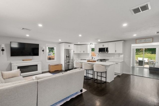 9 Beach Rd, Pembroke, MA 02359
