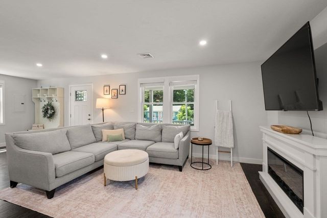 9 Beach Rd, Pembroke, MA 02359