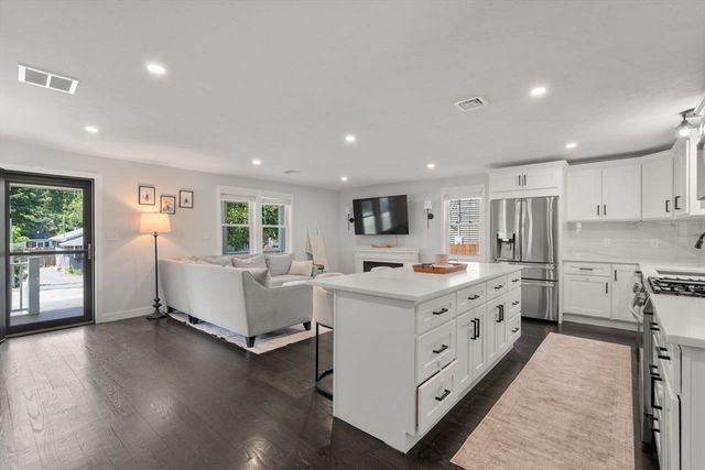 9 Beach Rd, Pembroke, MA 02359
