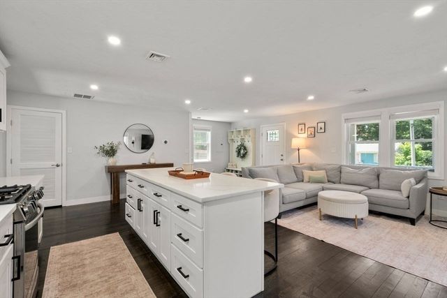 9 Beach Rd, Pembroke, MA 02359