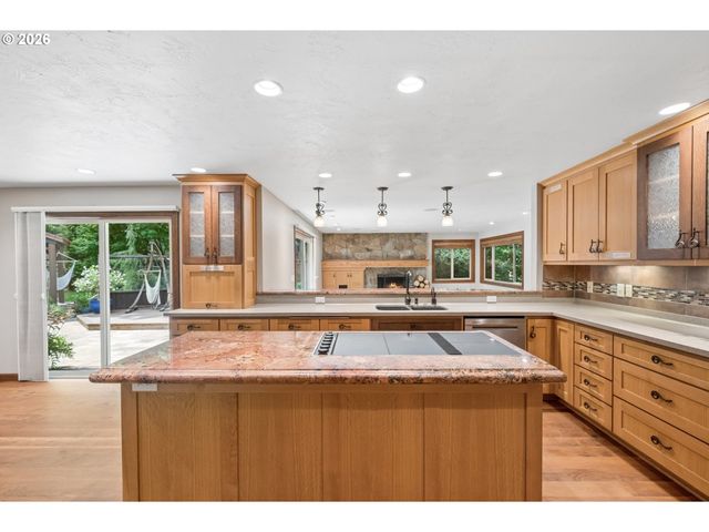 33670 MCKENZIE VIEW Dr, Eugene, OR 97408