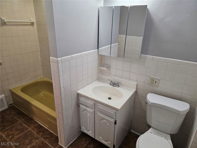 1098 Big Falls Avenue, Akron, OH 44310