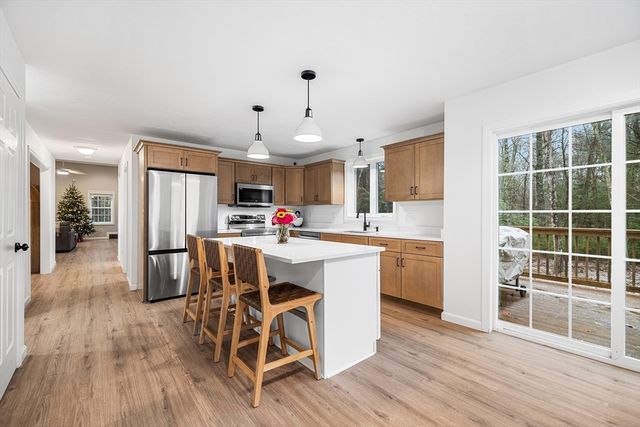 48 Walnut St, Douglas, MA 01516