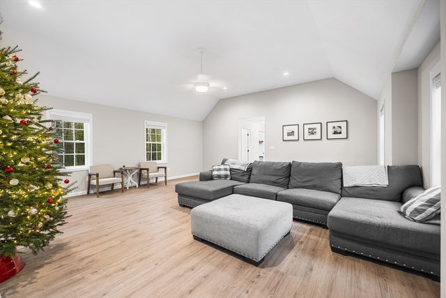 48 Walnut St, Douglas, MA 01516