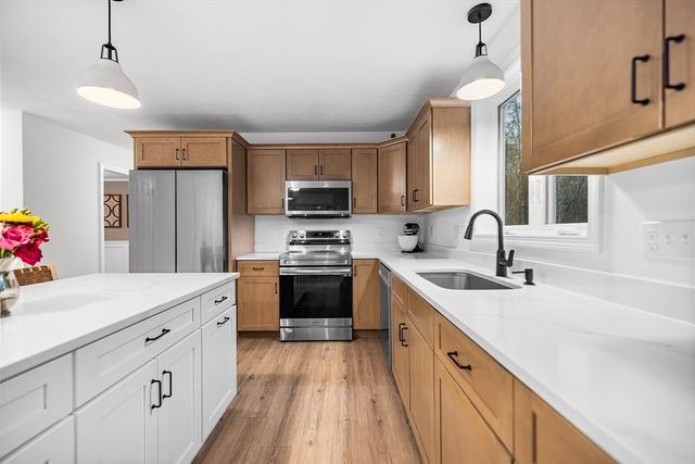 48 Walnut St, Douglas, MA 01516