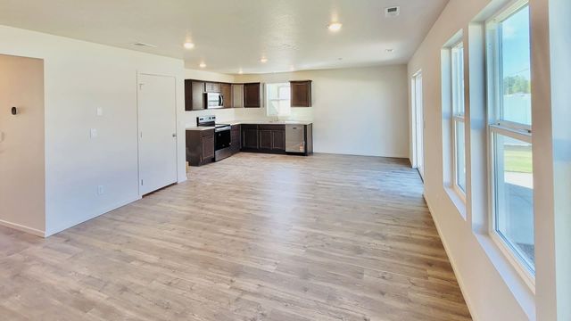 1574 E A St, Deer Park, WA 99006