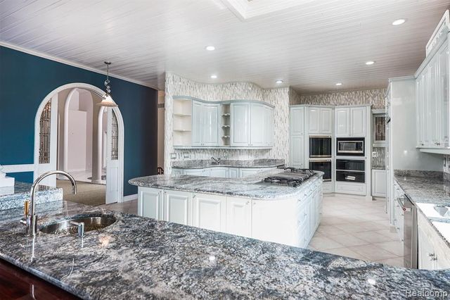 68373 Lake Angela Pointe, Richmond, MI 48062