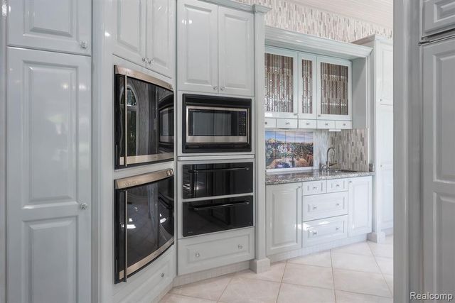 68373 Lake Angela Pointe, Richmond, MI 48062