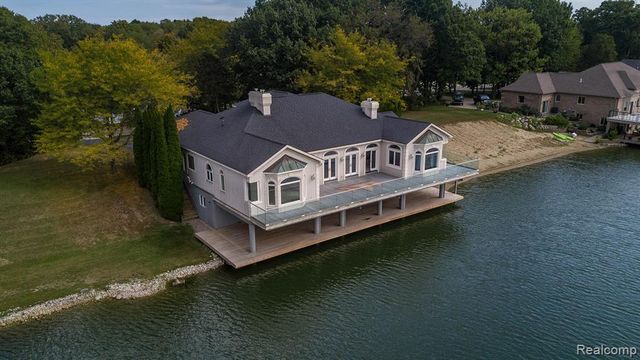 68373 Lake Angela Pointe, Richmond, MI 48062