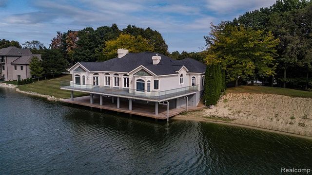 68373 Lake Angela Pointe, Richmond, MI 48062