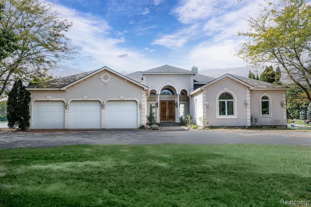68373 Lake Angela Pointe, Richmond, MI 48062