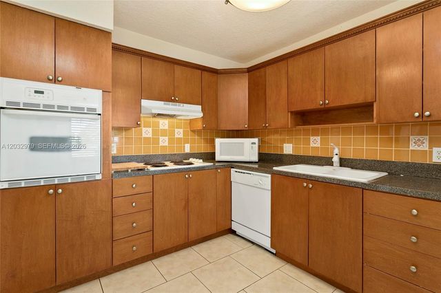 300 Racquet Club Rd 104, Weston, FL 33326